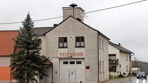 Einen attraktiven Dorfplatz soll Weisbrunn erhalten.  Fotos: Günther Geiling