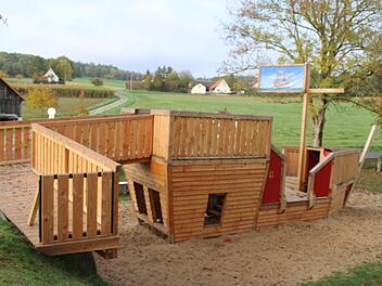 Das "Piratenschiff" ist der Mittelpunkt des Spielplatzes am See in Wittershausen.