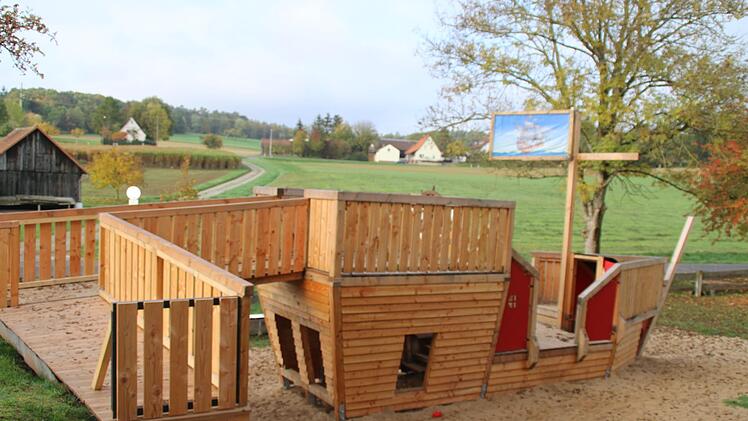 Das "Piratenschiff" ist der Mittelpunkt des Spielplatzes am See in Wittershausen.