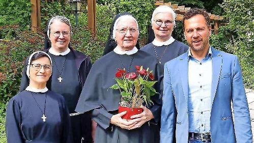 Zum 80. Geburtstag von Schwester Judith Dinkel gratulierten Kongregationsleiterin Schwester Fanny Terán Tejeda, Kongregationsvikarin Schwester Katharina Horn, Schwester Christina Schirner und Bürgermeister Mario Schönwald.