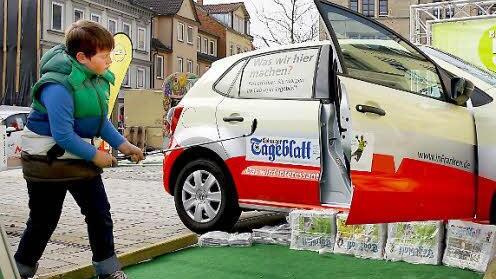 Hinein ins Tageblatt-Auto! Auf dem Albertsplatz konnte jedermann Minigolf spielen - auf sehr kreativ gestalteten Bahnen.