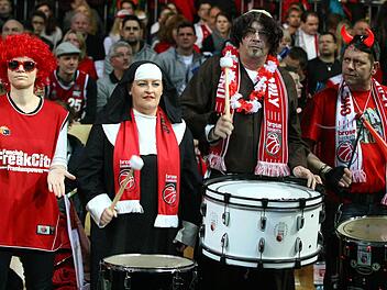 Die Fans trommelten verkleidet. Fotos: sportpress