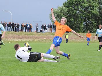 Eine fehlerfreie Leistung bot Poppenroths Keeper Jörg Mergenthal, der hier vor dem Auraer Sascha Graser an den Ball kommt. Foto: Hopf