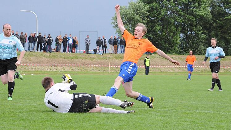 Eine fehlerfreie Leistung bot Poppenroths Keeper Jörg Mergenthal, der hier vor dem Auraer Sascha Graser an den Ball kommt. Foto: Hopf
