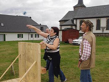 Hildegund Deuerling vom Team Birnbaum (I) beim Handgranaten-Zielwurf neben der Pfarrkirche St. Ägidius in Lahm. Sie traf jeweils perfekt ins Ziel. Rechts Robert Deuerling.  Fotos: Heike Schülein