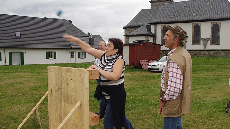 Hildegund Deuerling vom Team Birnbaum (I) beim Handgranaten-Zielwurf neben der Pfarrkirche St. Ägidius in Lahm. Sie traf jeweils perfekt ins Ziel. Rechts Robert Deuerling.  Fotos: Heike Schülein