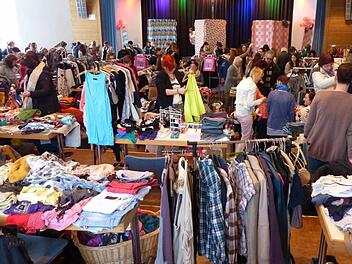 Großer Andrang herrschte am Sonntag beim Frauenflohmarkt im Rudolf-Winkler-Haus. Der Saal war voll.  Fotos: Klaus Schmitt