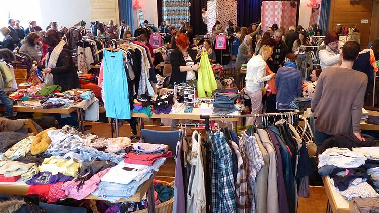 Großer Andrang herrschte am Sonntag beim Frauenflohmarkt im Rudolf-Winkler-Haus. Der Saal war voll.  Fotos: Klaus Schmitt