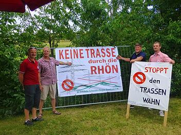 Vor einem der neuen Banner haben sich (von links) Beisitzer Roland Wiegand (Einraffshof), BI-Vorsitzender Reiner Morshäuser, Bürgermeister Alexander Schneider und Schriftführer Florian Karges (Singenrain) versammelt. Foto: Oswald Türbl