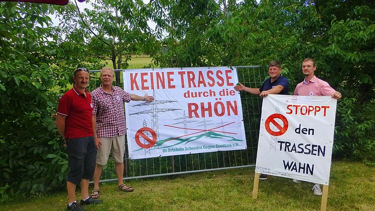 Vor einem der neuen Banner haben sich (von links) Beisitzer Roland Wiegand (Einraffshof), BI-Vorsitzender Reiner Morshäuser, Bürgermeister Alexander Schneider und Schriftführer Florian Karges (Singenrain) versammelt. Foto: Oswald Türbl