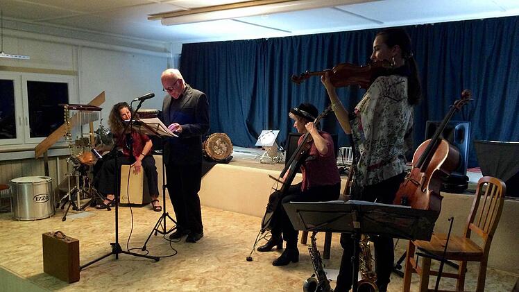 Schauspieler und Vorleser Jochen Nix (2., von links) sowie das "Acht Ohren Trio", Julia Ballin, Sandra Elischer und Anka Hirsch, traten in der Galerie Form + Farbe auf. Foto: Brigitta Kempe-Wolf