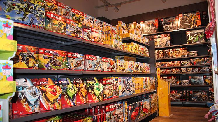 Bei der Spielkiste Lang sind alle Neuheiten aus dem Hause des weltberühmten dänischen Spielzeugherstellers Lego eingetroffen.  Foto: Stephan Stöckel