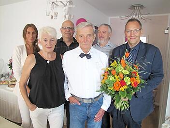 Bürgermeister Thomas Nowak gratulierte Hans Schmidt im Namen der Stadt Coburg zur Vollendung des 90. Lebensjahres. In der Mitte freut sich Ehefrau Vladislava Schmidt, in den hinteren Reihen die Kinder Claudia (von Vladislava) sowie Axel und Ulrich (von Hans Schmidt).  Foto: Martin Koch