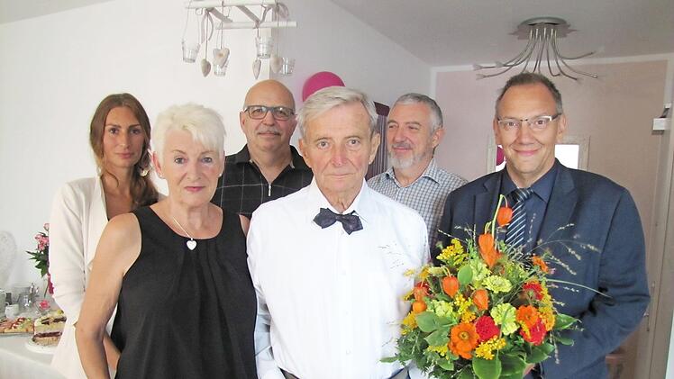 Bürgermeister Thomas Nowak gratulierte Hans Schmidt im Namen der Stadt Coburg zur Vollendung des 90. Lebensjahres. In der Mitte freut sich Ehefrau Vladislava Schmidt, in den hinteren Reihen die Kinder Claudia (von Vladislava) sowie Axel und Ulrich (von Hans Schmidt).  Foto: Martin Koch