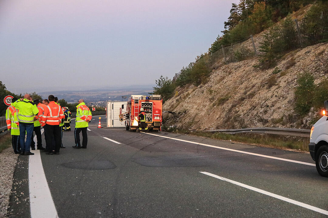 Gegen Felswand gekracht und aus Fahrzeug geschleudert