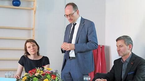 MdL Bernhard Seidenath (stehend) mit Michael Klob vom Theramed-Zentrum Bad Stafffelstein und MdB Emmi Zeulner Foto: Monika Sch&uuml;tz
