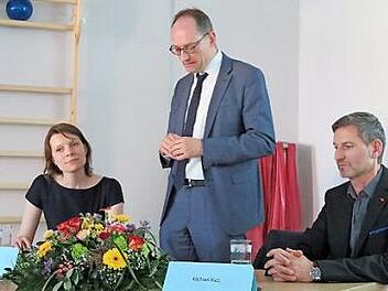 MdL Bernhard Seidenath (stehend) mit Michael Klob vom Theramed-Zentrum Bad Stafffelstein und MdB Emmi Zeulner Foto: Monika Schütz