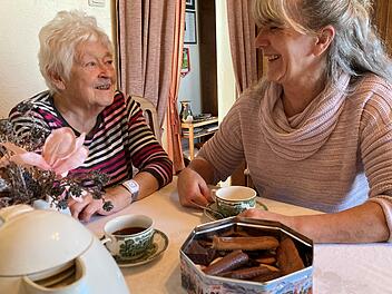 Gern trinken Lilo Lachmann und Michaela Wöhner einen Kaffee zusammen. Doch die Helferin übernimmt auch hauswirtschaftliche Tätigkeiten.