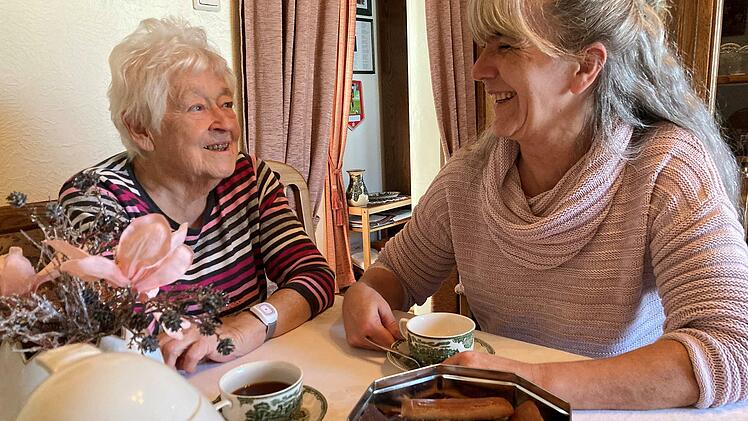 Gern trinken Lilo Lachmann und Michaela Wöhner einen Kaffee zusammen. Doch die Helferin übernimmt auch hauswirtschaftliche Tätigkeiten.