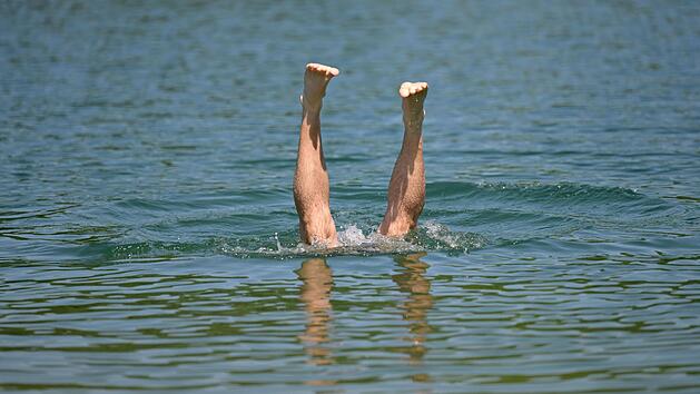 DLRG warnt: Sommer-Wochenende steht an - darum sollte man jetzt noch nicht drau&szlig;en baden gehen