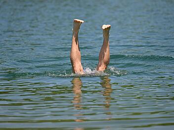 DLRG warnt: Sommer-Wochenende steht an - darum sollte man jetzt noch nicht draußen baden gehen