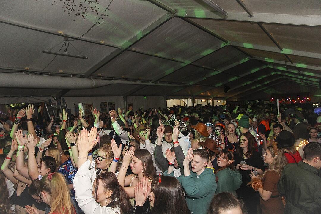 Super Stimmung beim Meeder Zeltfasching 2025!