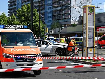 Schwerer Autounfall an Tramhaltestelle in Prenzlauer Berg