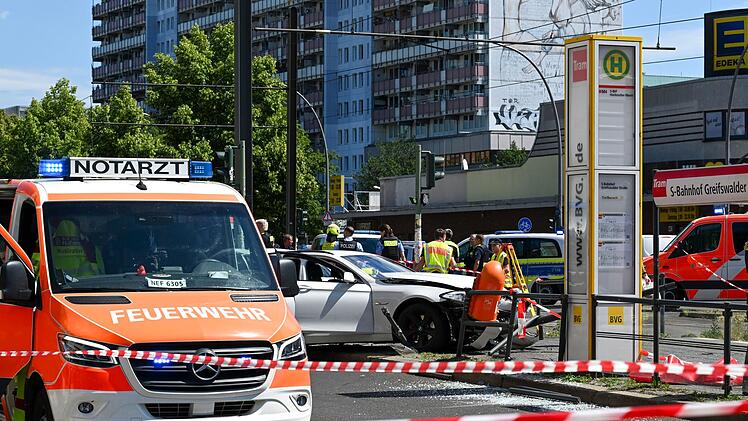 Schwerer Autounfall an Tramhaltestelle in Prenzlauer Berg