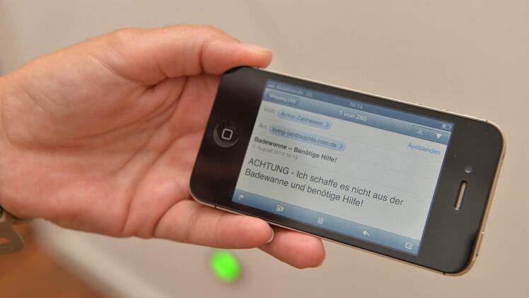 ...einen Notruf absetzt.