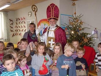 Der Nikolaus (Eugen Albert) zusammen mit der Kindergartenleiterin Gabi Gessner bei den Reichenbacher Kindergartenkindern Foto: Anneliese Albert