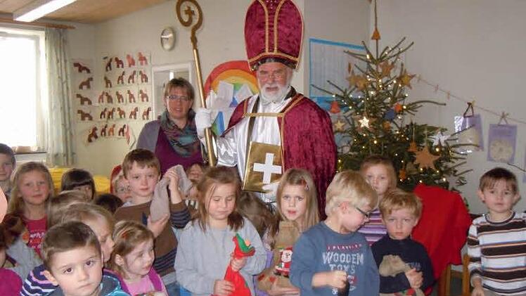 Der Nikolaus (Eugen Albert) zusammen mit der Kindergartenleiterin Gabi Gessner bei den Reichenbacher Kindergartenkindern Foto: Anneliese Albert
