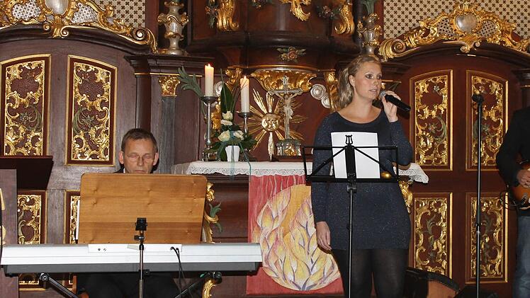 Pfarrer Manfred Greinke (Keyboard) und das "Duo Pepper" alias Nicole Den Uijl und Hannes Greinke eröffnen das Kirchweih-Konzert mit einem messianischen Lied.  Foto: Janina Reuter
