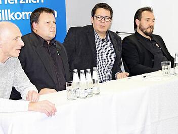 Auf dem Podium der VR-Bank Coburg (von links): HSC-Manager Wolfgang Heyder, VSG-Teammanager Michael Dehler, Moderator Thomas Apfel und BBC-Manager "Bobby" Fischer. Fotos: Christoph Böger