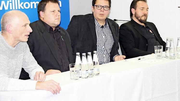 Auf dem Podium der VR-Bank Coburg (von links): HSC-Manager Wolfgang Heyder, VSG-Teammanager Michael Dehler, Moderator Thomas Apfel und BBC-Manager "Bobby" Fischer. Fotos: Christoph Böger