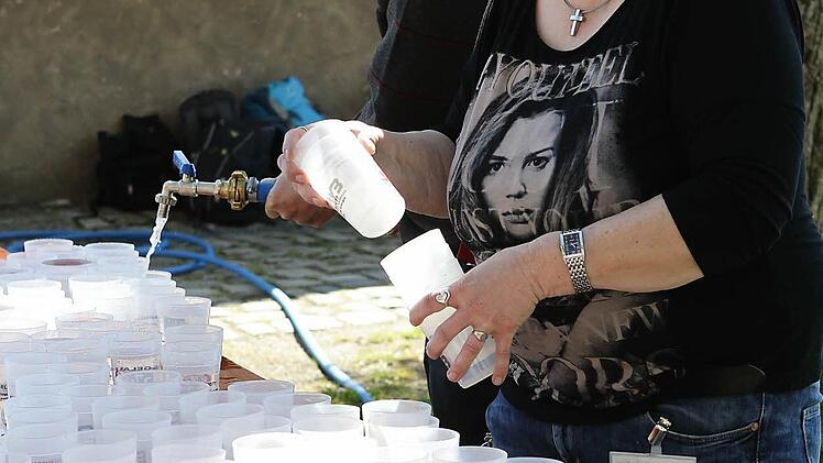 "Wasser marsch" hieß es dank der freiwilligen Helfer