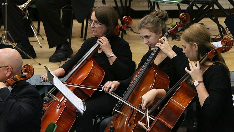 Impresionen vom Sinfoniekonzert in der Franz Goebel Halle Rödental mit dem Jugendorchester Rödental und dem Orchester der Musikfreunde NeustadtFoto: Jochen Berger
