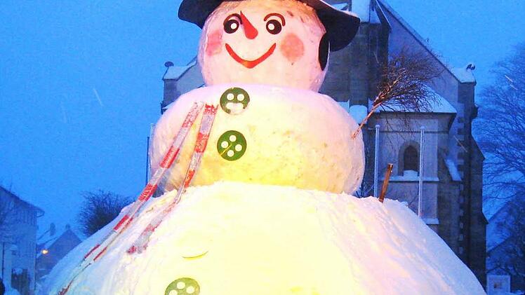 Tag und Nacht und auch in der Dämmerung ein Prachtkerl: der Riesenschneemann namens Jakob.  Fotos: Ekkehard Röder