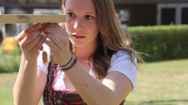 Diese junge Dame sorgt für Nachschub an der Würstchenfront. Foto: Helmut Will