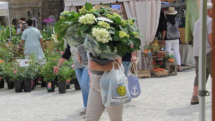 Blumenfrau auf dem Heimweg.