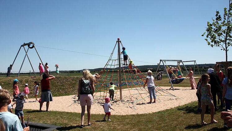 Die Kinder eroberten den Spielplatz in Windeseile. Foto: Richard Sänger