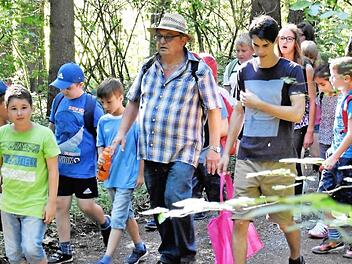 Auch ein Waldspaziergang oder Naturerkundungen stehen bei der Kinderferienwoche in Stockheim auf dem Programm. Gerhard Ramming (Fünfter von links) ist einer der Initiatoren.  Foto: Gerd Fleischmann
