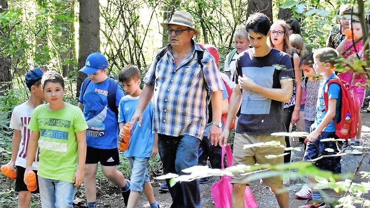 Auch ein Waldspaziergang oder Naturerkundungen stehen bei der Kinderferienwoche in Stockheim auf dem Programm. Gerhard Ramming (Fünfter von links) ist einer der Initiatoren.  Foto: Gerd Fleischmann