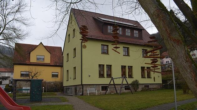 Gestern noch Kindergarten Ramsthal, heute "Haus f&uuml;r Kinder". Dadurch k&ouml;nnen mehr Krippenkinder aufgenommen werden, denn in einem Kindergarten m&uuml;ssen die H&auml;lfte der Kinder &uuml;ber drei Jahre alt sein. Es werden aber immer mehr Krippenkinder angemeldet. Andreas Lomb
