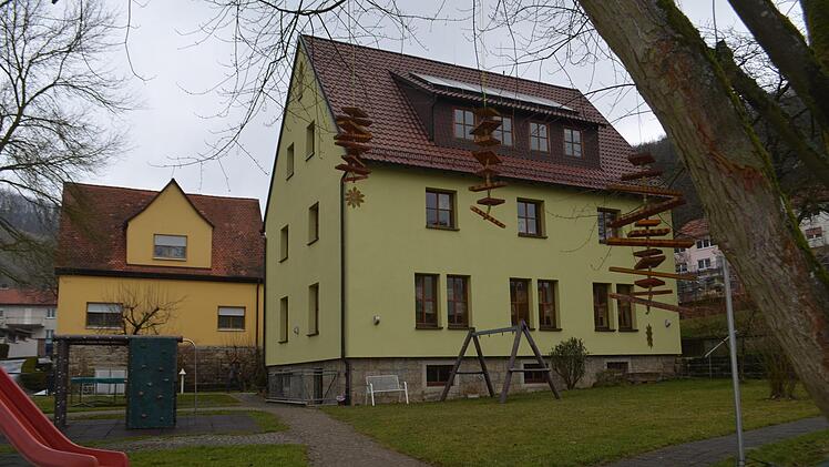 Gestern noch Kindergarten Ramsthal, heute "Haus für Kinder". Dadurch können mehr Krippenkinder aufgenommen werden, denn in einem Kindergarten müssen die Hälfte der Kinder über drei Jahre alt sein. Es werden aber immer mehr Krippenkinder angemeldet. Andreas Lomb