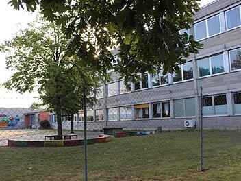 An der Südseite der Schule Mühlhausen sollen alle Rollos ausgetauscht werden. Foto: Evi Seeger