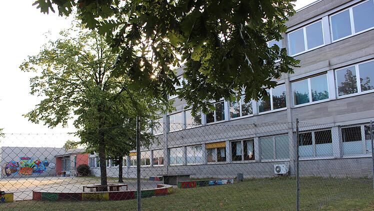 An der Südseite der Schule Mühlhausen sollen alle Rollos ausgetauscht werden. Foto: Evi Seeger