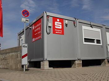 Im Juli sprengten Unbekannte den Geldautomaten in der Schlüsselfelder Filiale der Sparkasse Bamberg. Die Geschäftsstelle ist seitdem wegen der Sanierung geschlossen. Seit Anfang September  und noch etwa ein halbes Jahr  befindet sich die Sparkassenfiliale  in einem Container-Provisorium.  Foto: Christian Bauriedel