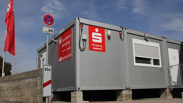 Im Juli sprengten Unbekannte den Geldautomaten in der Schlüsselfelder Filiale der Sparkasse Bamberg. Die Geschäftsstelle ist seitdem wegen der Sanierung geschlossen. Seit Anfang September  und noch etwa ein halbes Jahr  befindet sich die Sparkassenfiliale  in einem Container-Provisorium.  Foto: Christian Bauriedel