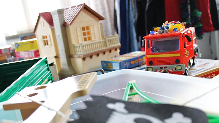 Neben Kinderkleidung oder Faschingskostümen werden im Second-Hand-Laden "Zweimal schön" auch Spielsachen zum Verkauf angeboten. Foto: Teresa Hirschberg