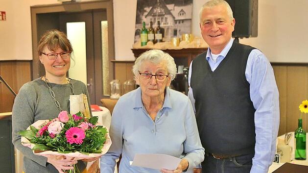 Anneliese D&ouml;rfler, seit 70 Jahren Mitglied im SVB, flankiert vom wiedergew&auml;hlten Ersten Vorsitzenden Klaus Lachmann und der bisherigen stellvertretenden Vorsitzenden Alexandra Wolf, die bei den Neuwahlen nicht wieder antrat. Foto: Stefan Auxel